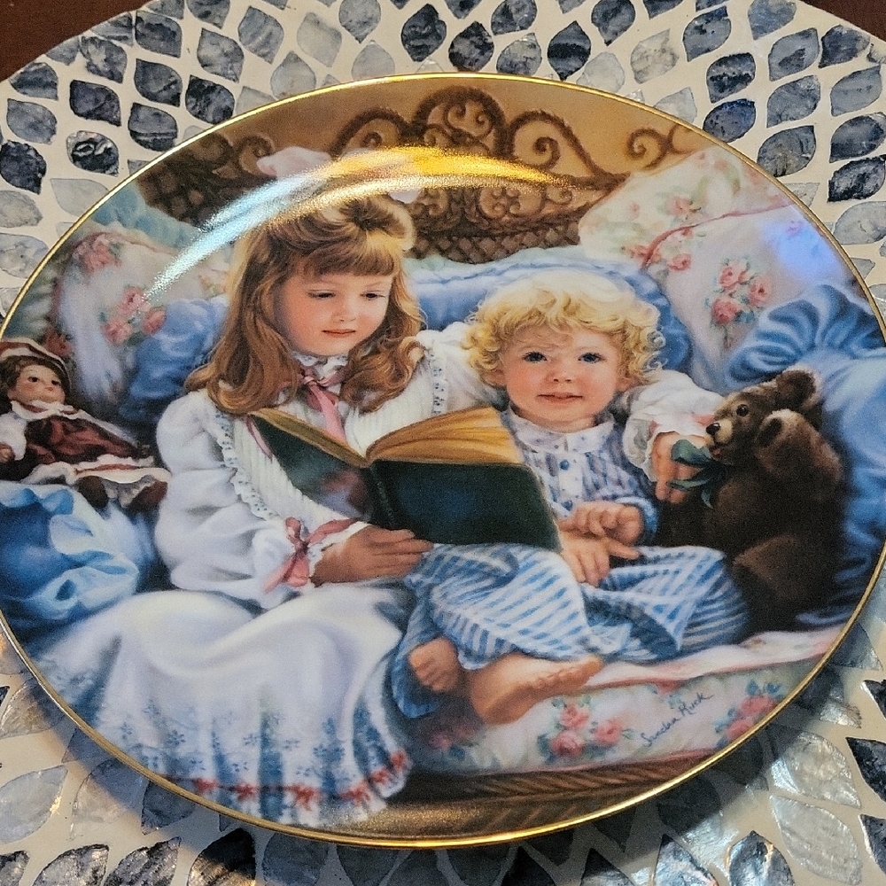 Charming Gold-Trimmed Decorative Plate